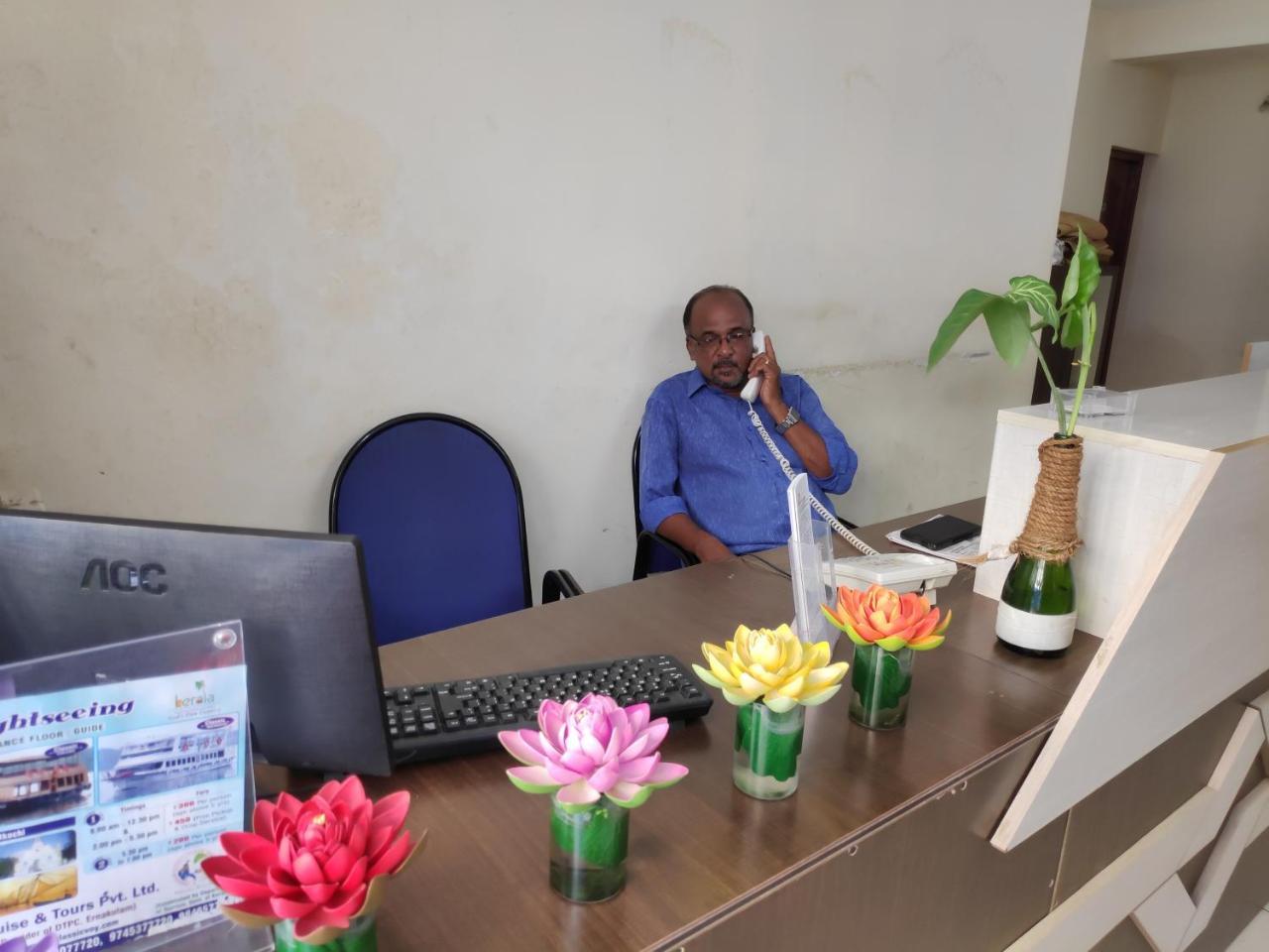 Hotel Silver Space Ernakulam Kültér fotó